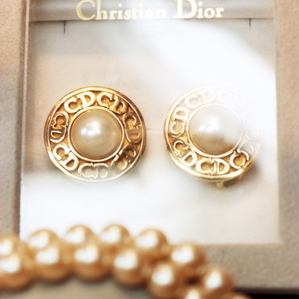 ⚜️ VINTAGE CHRISTIAN DIOR LOGO FAUX PEARL EARRINGS - Picture 8 of 14